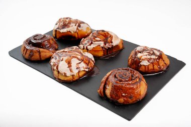 Çikolata şurubu ve kremalı kremayla kaplı tarçınlı börekler.