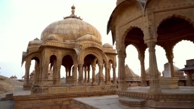 Hindistan, Rajasthan 'daki muhteşem kumtaşı tapınağı karmaşık oymaları ve klasik kubbeleri ön plana çıkarıyor. Bu tarihi eser, zengin mirası yansıtan popüler bir turizm merkezi..