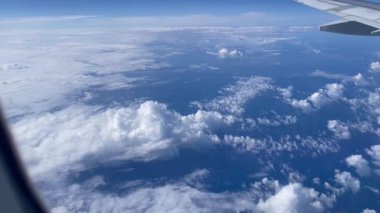 Bu çarpıcı hava görüntüsü, Atlantik Okyanusu 'nun engin genişliğini Dünya' nın yukarısındaki bir uçak penceresinden görüldüğü gibi kabarık bulutlarla kaplıyor..