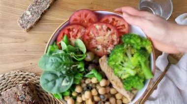 İçi kuzu, marul, ıspanak, domates, uskumru, nohut, brokoli, zeytin ve balkabağı tohumlarıyla dolu canlı bir Akdeniz enerji kasesi..