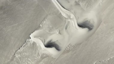 Arjantin 'in Katamarca kentindeki Dunas de Saujil' de sakin kum tepeleri büyüleyici bir çöl manzarası yaratıyor. Kumun yumuşak kıvrımları ve dokuları doğal bir güzellik sergiliyor..