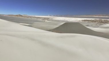 Arjantin 'in Katamarca kentindeki Dunas de Saujil' de geniş beyaz kum tepeleri uzanır. Huzurlu çöl sahnesi kumların ve gökyüzünün doğal güzelliklerini yakalar..