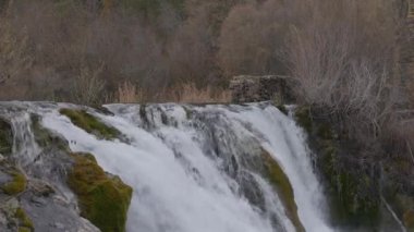 Resmedilmeye değer bir şelale, yemyeşil kayaların üzerinden akar ve saf doğanın özünü ve kristal berrak suyu doğal bir pınardan yakalar..