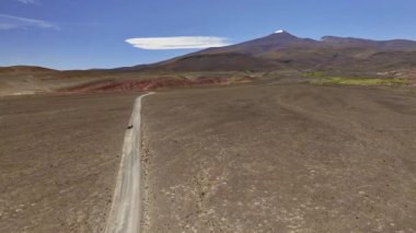 Arjantin 'deki La Puna' nın uçsuz bucaksız, kuru arazisine uzak bir yol uzanır. Bu yüksek rakımlı çöl sahnesinde uzak dağlar ve berrak mavi bir gökyüzü var..