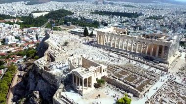 İnsansız hava aracı, Atina, Yunanistan 'daki Akropolis' in nefes kesici hava görüntüsünü yakalayarak, canlı kent manzarasıyla çevrili tarihi Parthenon ve antik kalıntıları gözler önüne seriyor..