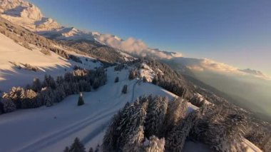 İsviçre Alpleri 'nin nefes kesici güzelliği sonbaharda bir FPV insansız hava aracıyla ele geçirildi. Gösteride gür manzaralar, canlı renkler ve görkemli zirveler var..