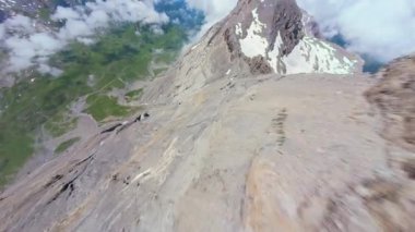 Nefes kesici bir hava manzarası muhteşem İsviçre Alpleri 'nin engebeli arazisini kayalık yamaçlar ve yemyeşil vadilerde süzülen bir FPV insansız hava aracının objektifinden yakalar..