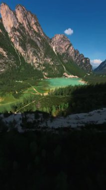 Dolomitler üzerinde nefes kesici bir FPV drone uçuşu. Hava manzarasında görkemli dağlar ve çarpıcı bir turkuaz göl sergileniyor. Sinema sahnesi yaratıyor..