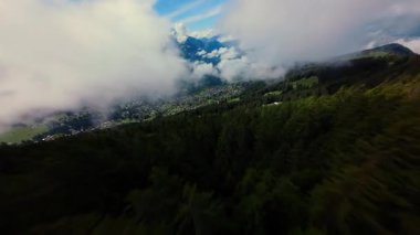 FPV insansız hava aracı ile yakalanan fevkalade İsviçre dağlarının göz kamaştırıcı hava manzarası, yemyeşil ormanlar ve nefes kesen manzaraya yuva yapmış tuhaf köyler sergiliyor..