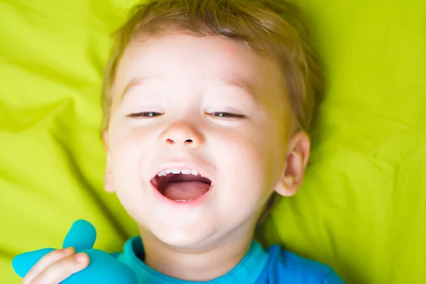 Szczęśliwy uśmiechający się chłopak na zielonym tle — Zdjęcie stockowe