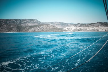 Dağlı deniz manzarası