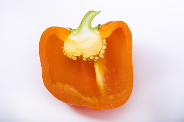 Biber kırmızı üzerine beyaz izole dilimleri