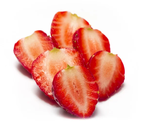 Клубника из красной ягоды на белом фоне — стоковое фото