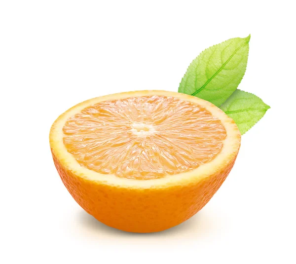 Orange mit Blättern und Schneideweg isoliert auf weißem Hintergrund. — Stockfoto