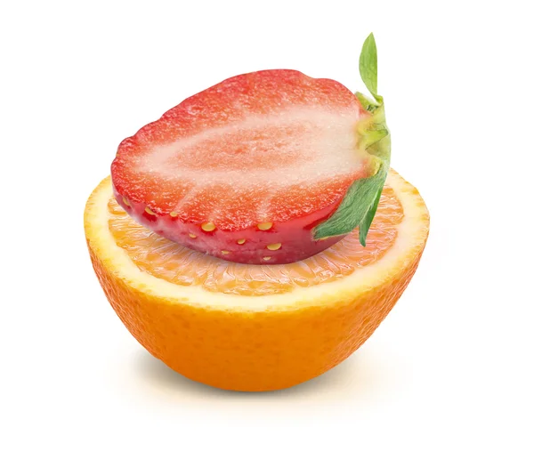 Orange und Erdbeere mit Schneideweg isoliert auf weißem Hintergrund. — Stockfoto