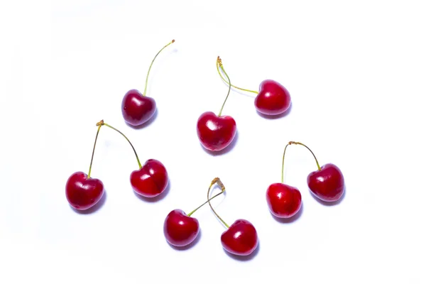 Cereza sobre un fondo blanco con ruta de recorte — Foto de Stock