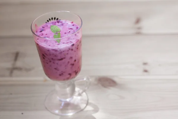 Summer juicy berry smoothie cocktail — Stock Photo, Image