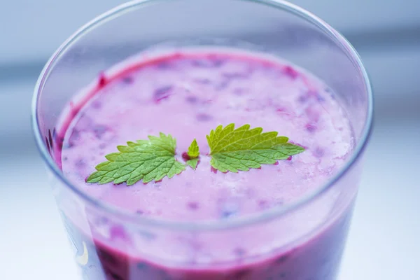 Saftiger Beeren-Smoothie-Cocktail im Sommer — Stockfoto