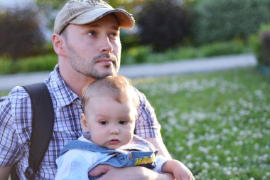  Baba ve oğul yaz yeşil çimenlerin üzerinde oynama 