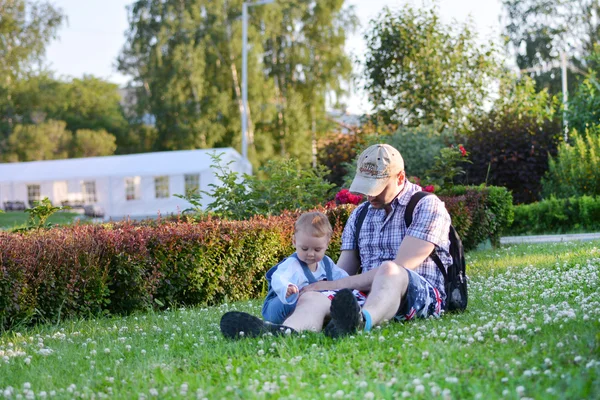 Pai e filho brincando no verão grama verde — Fotografia de Stock