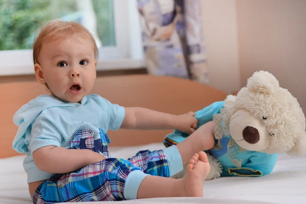 Маленький хлопчик з іграшковим ведмедем сидить — стокове фото