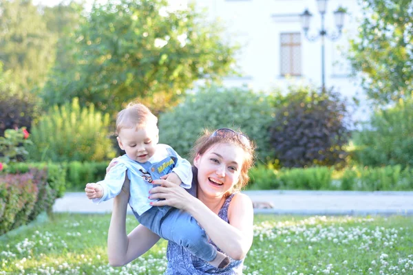 Feliz joven madre con su hijo en el parque —  Fotos de Stock