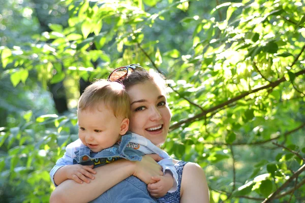 Feliz joven madre con su hijo en el parque — Foto de Stock