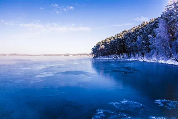 Inverno lago russo - água, névoa, floresta de neve e montanhas — Fotografia de Stock