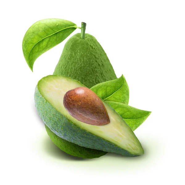 Avocado segmenten en bladeren geïsoleerd op wit met uitknippad — Stockfoto