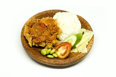 Top View Ayam Goreng Penyet Sambal, Baharatlı acılı tavuk ve sebzeler Tahta bir tabakta servis ediliyor.