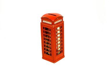 İzole edilmiş Beyaz Arkaplan Celengan Telepon Merah 'taki Red Old England Telefon Sandığı Piggy Bank