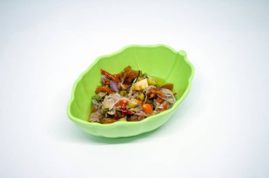 Sambal Dabu Dabu Beyaz Arkaplanda Yeşil Kupa 'da