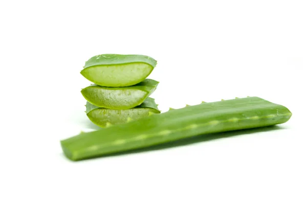 Aloe Vera Κομμένα Τρεις Στοίβες Ένα Τοποθετημένο Στο Μπροστινό Μέρος — Φωτογραφία Αρχείου