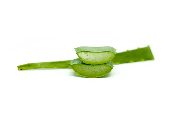 Aloe Vera Cortado Duas Pilhas Com Colocado Nas Costas Isolado — Fotografia de Stock