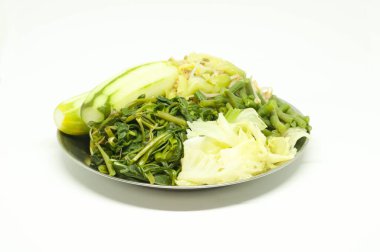 Bir tabak salatalık filizi üzerinde taze sağlıklı sebzeler lahana lahanası sebze sinekkuşu