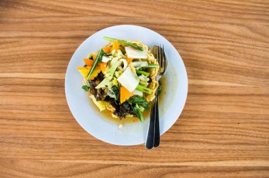 Tamie Erişte Beyaz Tabak Üst Görünümünde