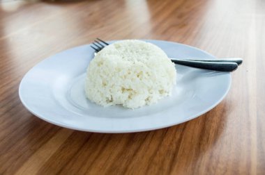 Plate Perspektif Açı Görünümünde Beyaz Pirinç Servisi