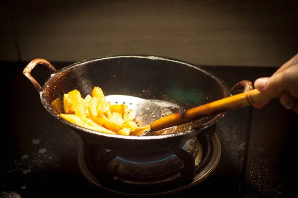 Изображение Мелкого Длинного Нарезанного Картофеля Традиционной Сковородке Плите — стоковое фото