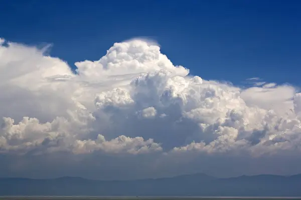 Formacion Nubes Blancas Cielo Azul Sobre Los Cerros Laguna — Fotografia de Stock