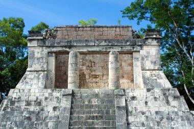 Templo del hombre barbado en la antigua ciudad de Chichen itza en Merida Yucatan