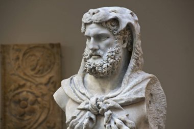 Estatua o escultura en color blanco de alguna antigua vilizacion de un hombre sin brazos dentro de un museo