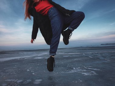 Yeni ayakkabılarımla buzda dans ediyorum.