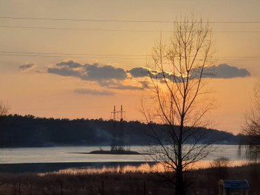 Gölün üzerinde gün batımı