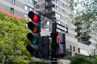 Montreal şehir merkezinde trafik ışığı kırmızı renk.