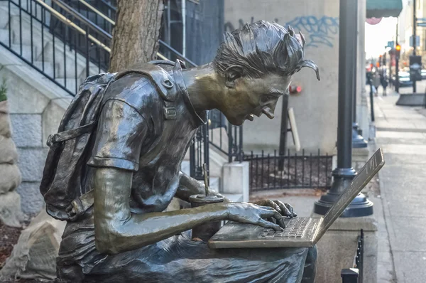 Montréal, Canada - 27 décembre 2015 : Statue étudiante de Montréal sur la rue Sherbrooke . — Photo