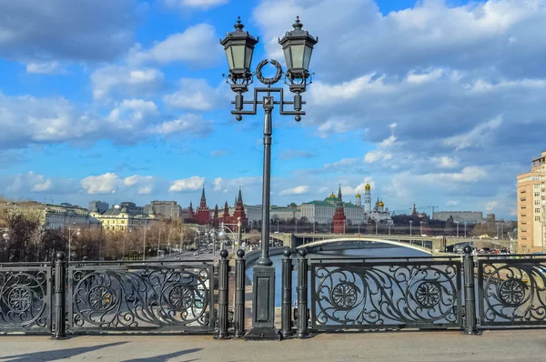 Lâmpada de rua sobre o Kremlin no centro de Moscou (Praça Vermelha ) — Fotografia de Stock