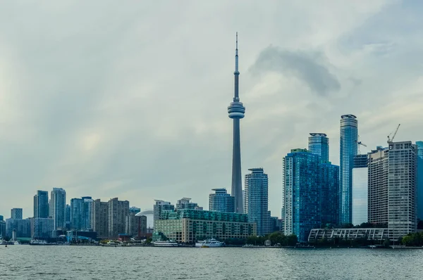 Toronto, Canadá - 27 de marzo de 2016: Toronto downtown and CN tower, Canada — Foto de Stock