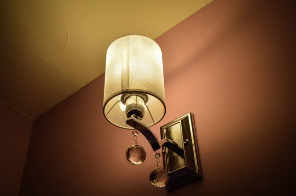 Wandlampe im Schatten bei langer Verschlusszeit Stockbild