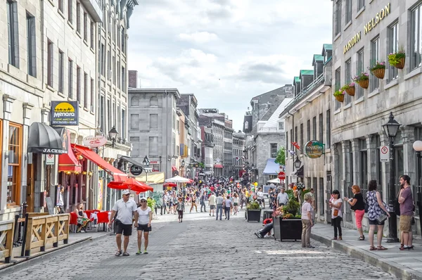 Montreal, Kanada - 6 Haziran 2015: Popüler St Paul sokak eski liman içinde. İnsanlar etrafında görülebilir.
