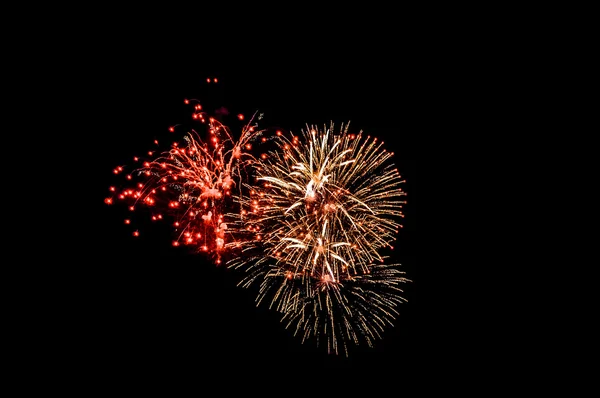 Des feux d'artifice illuminent le ciel — Photo